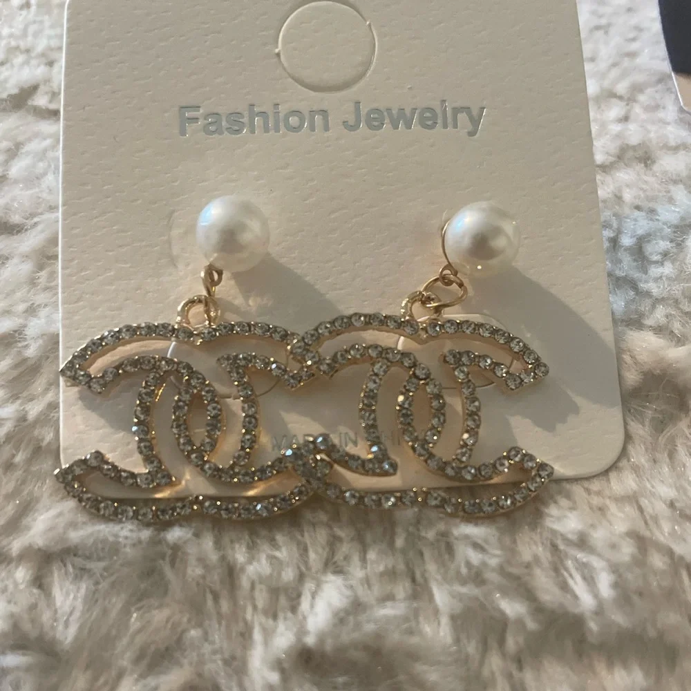 GORGEOUS womens fashion earrings , NEW